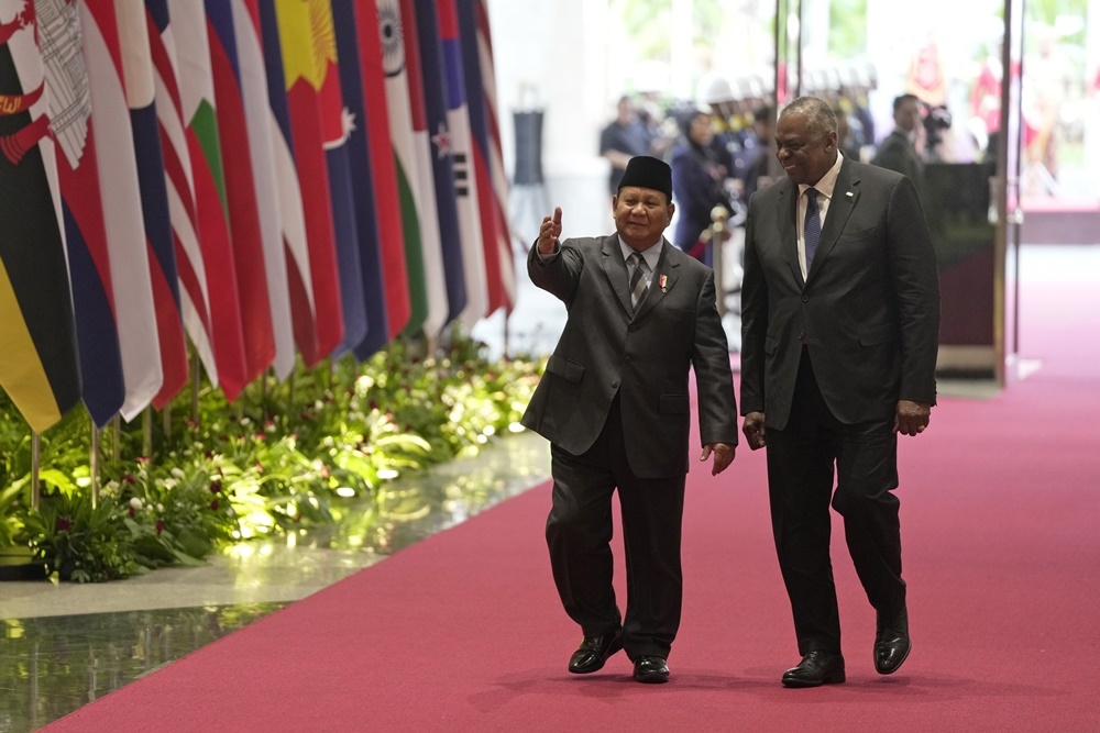 奥斯汀15日在印尼防长普拉伯沃陪同下，参加东协防长扩大会议。五角大厦表示，奥斯汀将不会与中国代表会面。（美联社）(photo:UpMedia)
