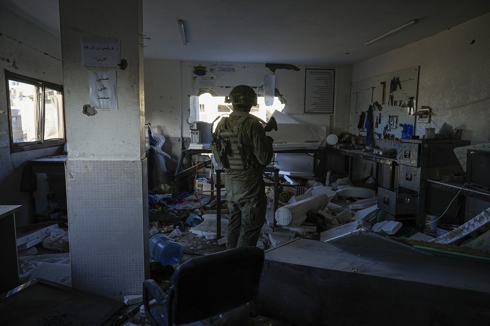 BBC引述目擊者說法，指以色列軍方武裝人員、戰車15日攻入加薩地區西法醫院，圖為以軍士兵掃盪哈瑪斯據點。（美聯社）