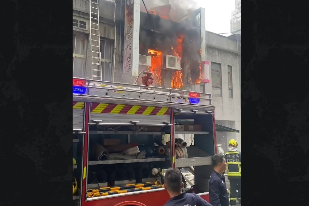 台中市區發生火警，20多歲女子不幸喪命。（取自記者爆料網路）