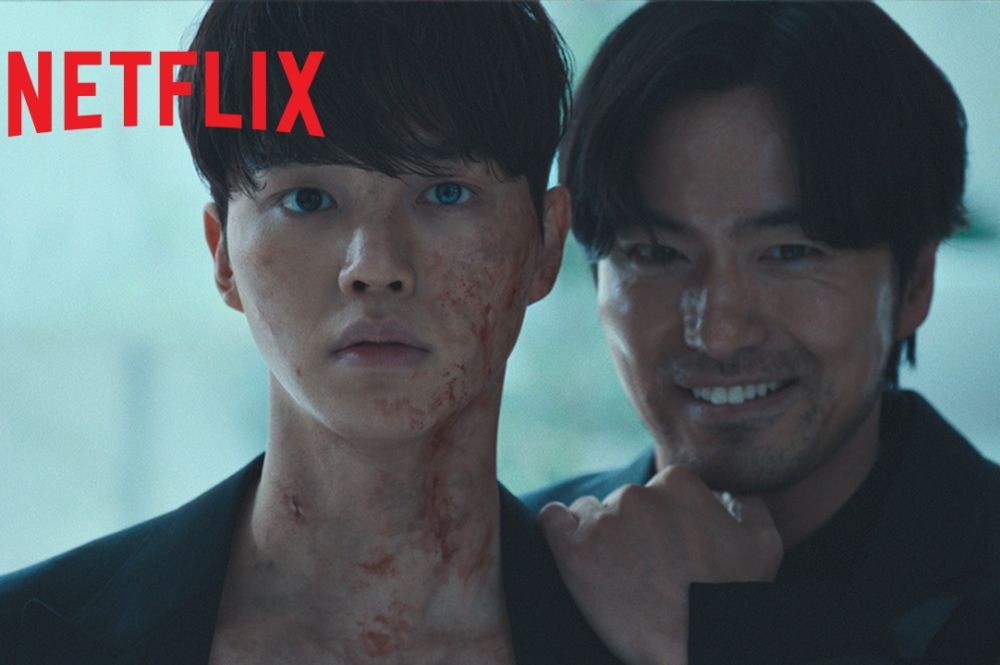 Netflix韓國影集《Sweet Home》即將推出第二季，劇中宋江（左）看到李陣郁（右）遭感染後瞳孔黑化，內心相當悲痛。（Netflix提供）