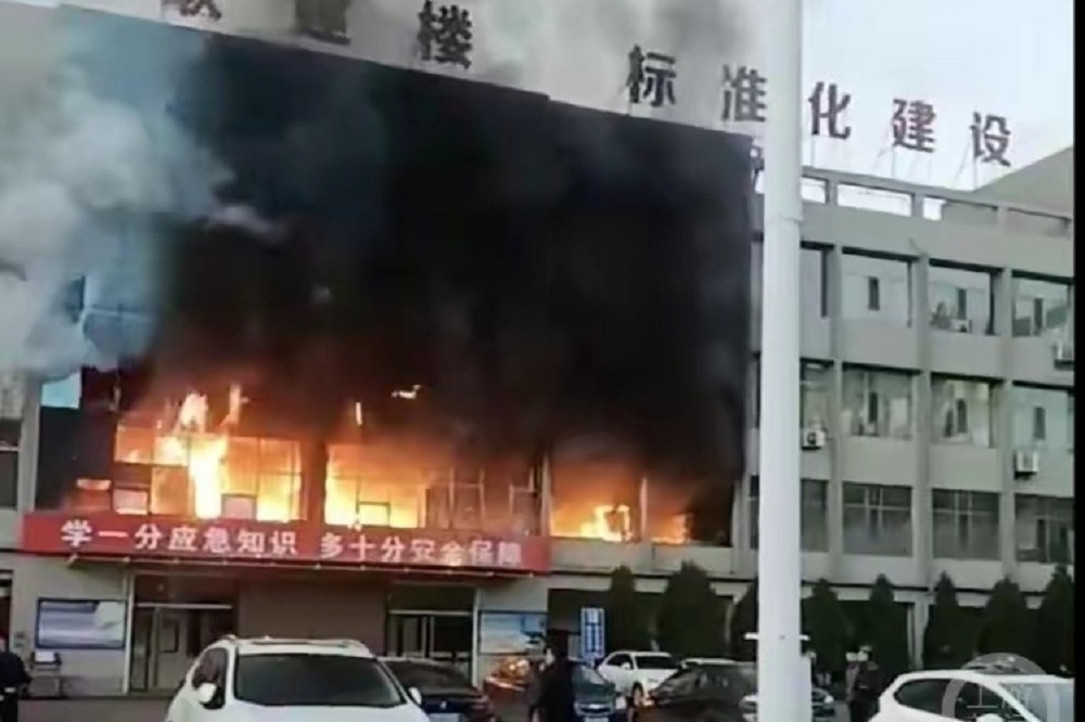 中国山西一栋煤矿业的大楼失火，造成多名准备上工的矿工伤亡。（取自微博）(photo:UpMedia)