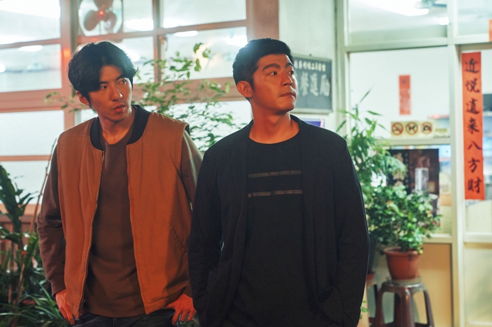 傅孟柏（左）、王柏傑（右）在台灣警匪新劇《美食無間》爭寵簡嫚書，兩人在劇中當情敵各出奇招，私下交情卻好到像演BL劇。（發起日影業提供）
