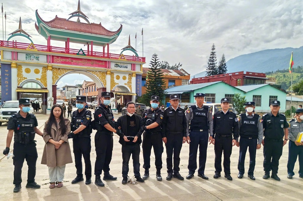 緬甸警方在臨滄市鎮康縣南傘口岸，向中國警方移交「明家集團」子女。（取自澎湃新聞）