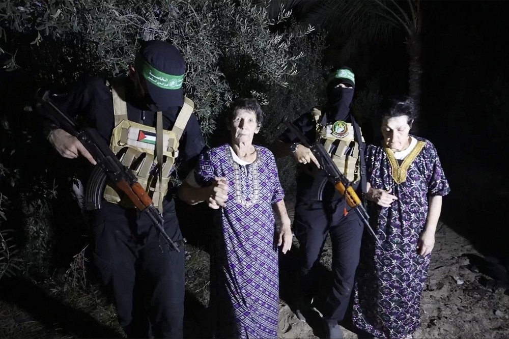 以哈之间有望很快达成临时停火协议，并释放大量被扣押的人质。图为「哈玛斯」10月23日释放2名高龄女性人质。（美联社）(photo:UpMedia)