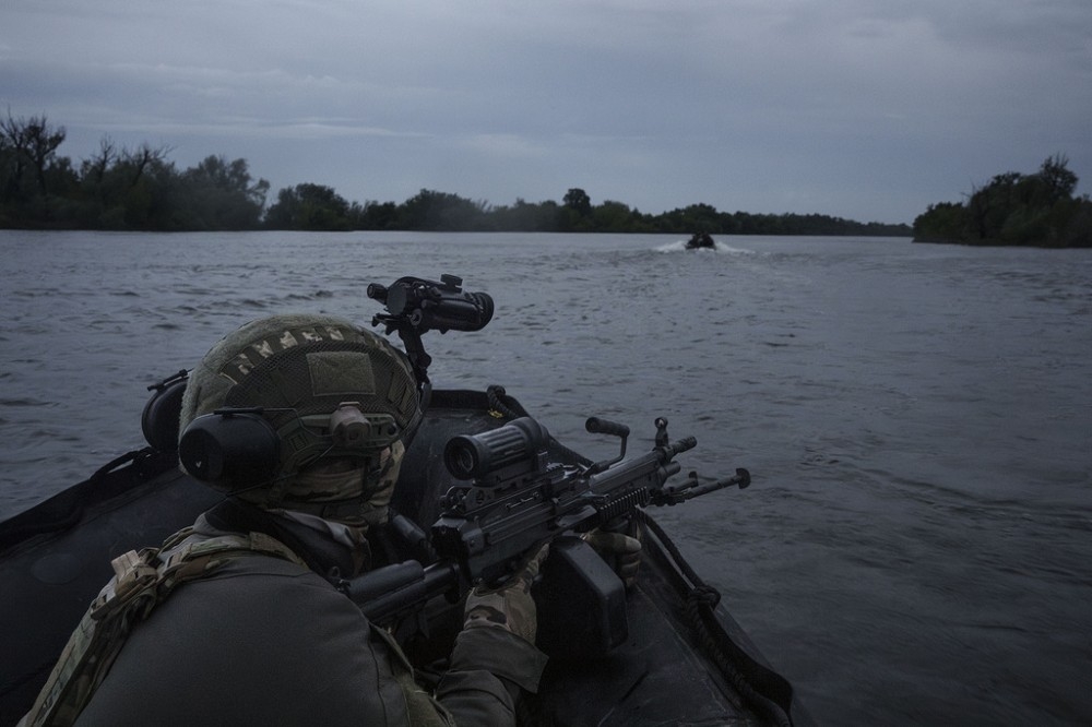 烏軍官兵搭乘硬殼充氣艇，在聶伯河上航行執行作戰任務。（美聯社）