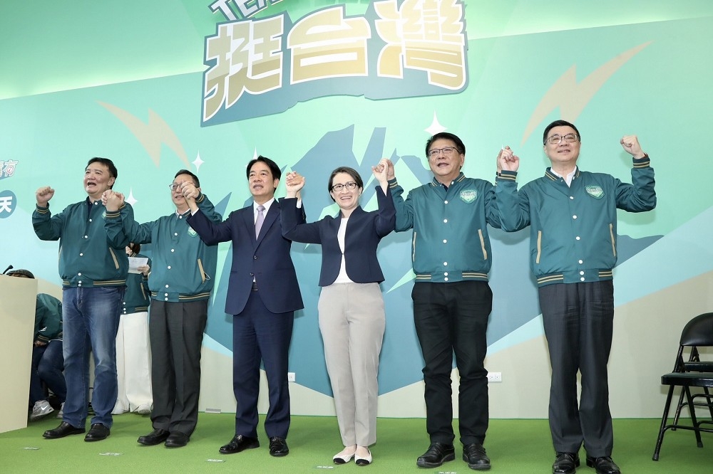 「賴蕭配」成為國內政黨第一組登記的正、副總統參選人。（王侑聖攝）