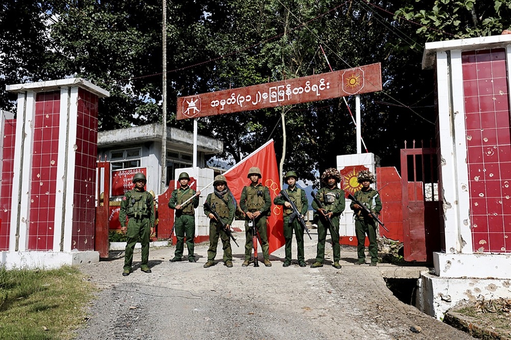 佔領緬軍營房的「三兄弟聯盟」士兵，清一色使用中國製81式步槍。（美聯社）