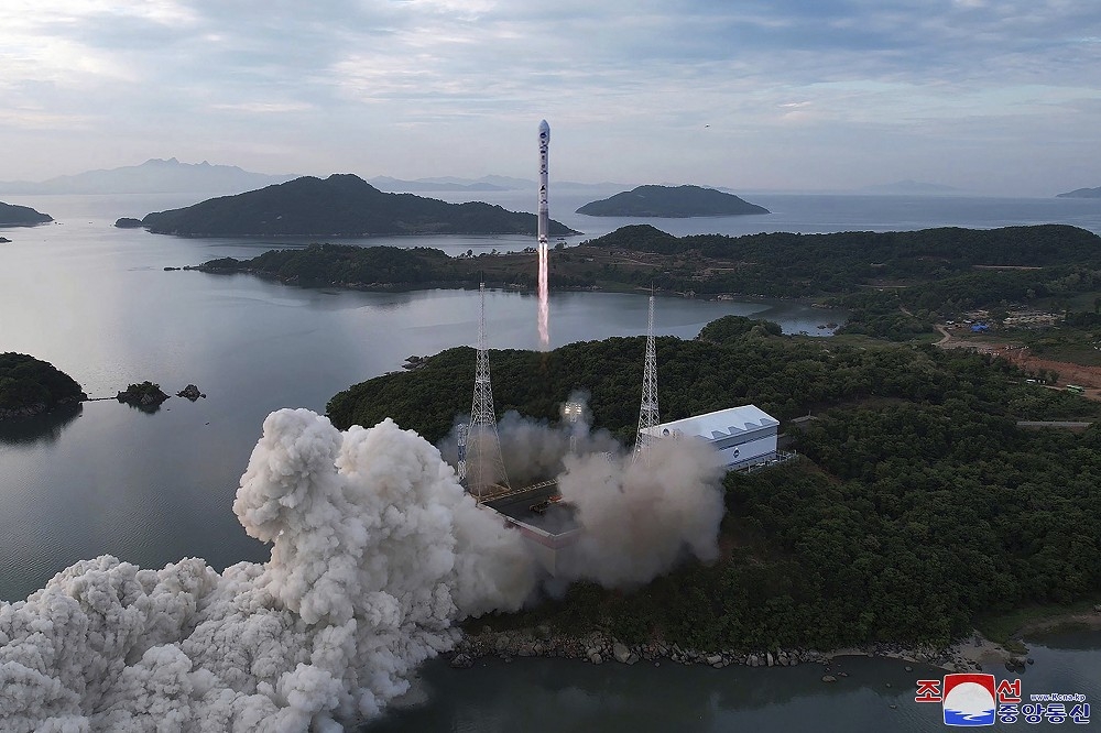 北韓22日凌晨表示，已成功將軍事偵察衛星萬里鏡1號送上地球軌道。（美聯社）
