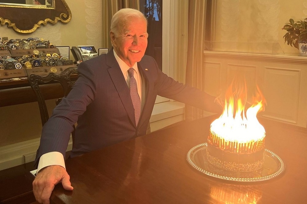美國總統拜登生日當天發布插滿蠟燭的蛋糕。（取自拜登Thread）