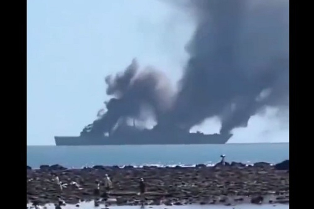 無法確認何時何地拍攝的071型登陸艦被滾滾濃煙籠罩畫面，網傳是「龍虎山號」。（截自影片）