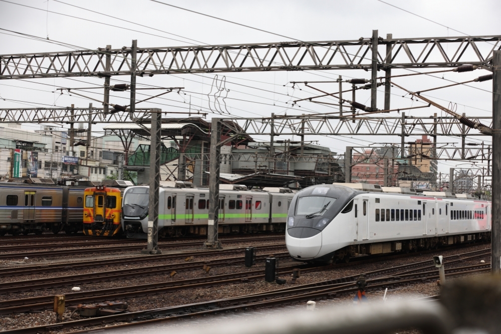 台鐵一輛工程車今天（22日）凌晨1點多，在貢療、福隆間作業時出軌，導致鄰近的西正線封閉。圖為示意圖。（資料照片／陳愷巨攝）