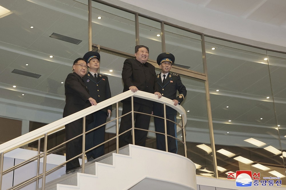金正恩視察北韓國家航空航天技術總局的平壤綜合管制所。（美聯社）