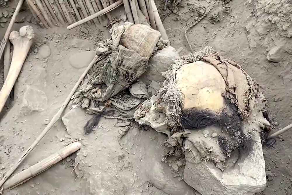 考古學家在秘魯首都利馬附近發現仍帶有頭髮的千年木乃伊。（取自@DDNewslive）
