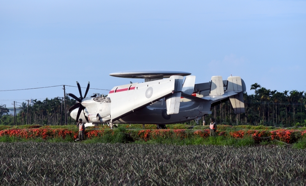 屏東基地一架E-2K預警機（如圖，非當事機型）2022年11月進行飛行訓練時，傳因飛行員「手口不一」未放起落架就落地，導致機體嚴重損毀。（資料照／張哲偉攝）