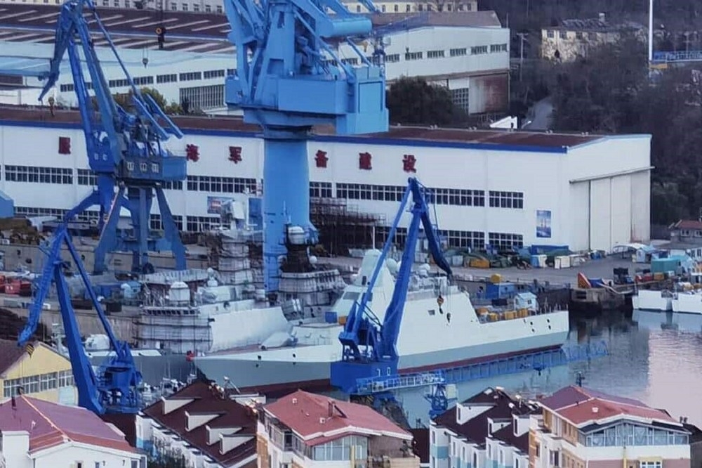 神祕新型水面艦在大連船塢中已進入艤裝工程階段。（取自Naval News）