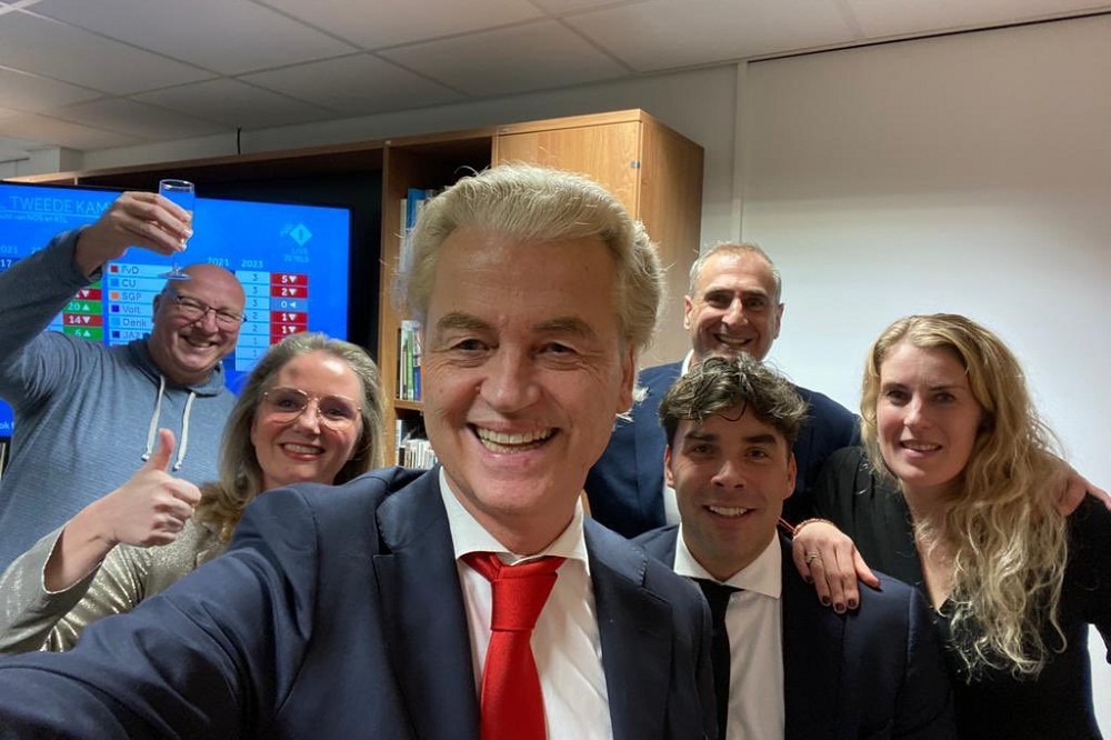 荷蘭極右政黨領袖懷爾德斯，在大選結果揭曉後開心與同僚自拍。（取自懷爾德斯X平台帳號）