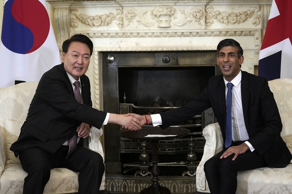 南韓總統尹錫悅（左）近日和英國首相蘇納克（右）舉行會談，並簽署《唐寧街協議》。（美聯社）