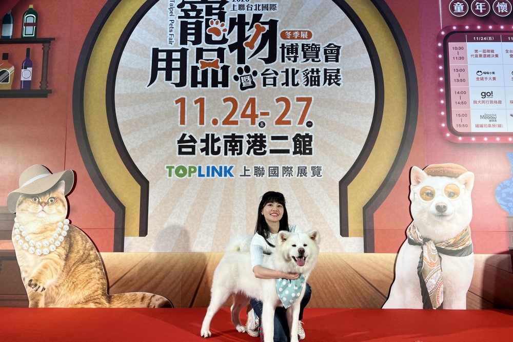 立法委員高嘉瑜攜秋田犬 Kagura 現身台北寵物展。（2023 台北寵物展提供）