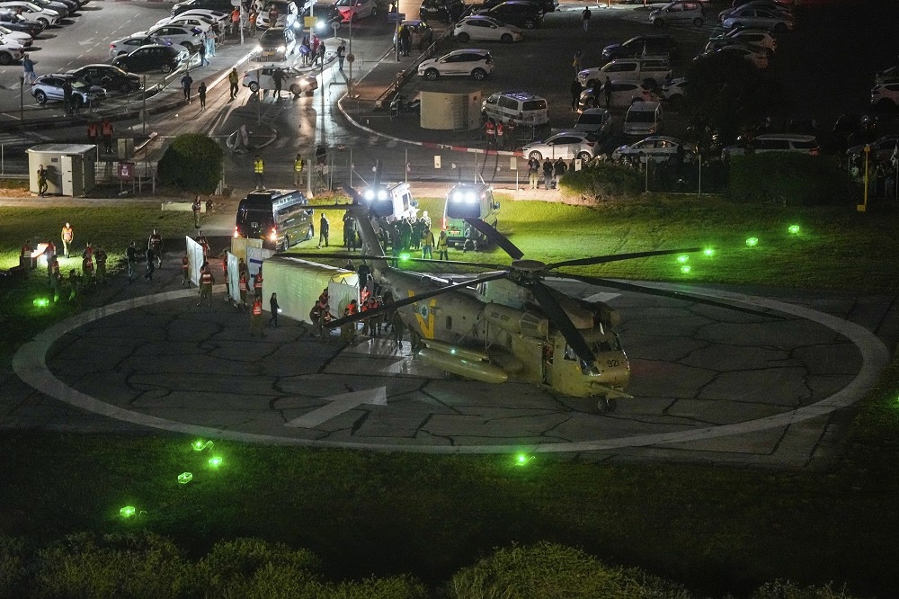 以色列出動直升機，將獲釋人質載往醫院接受檢查與治療。（美聯社）