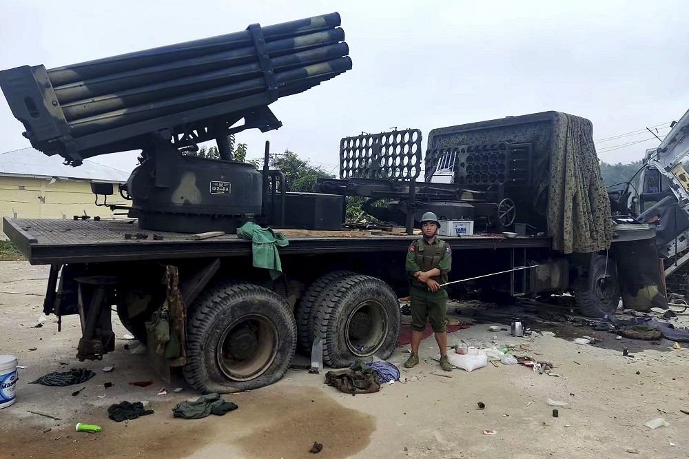 緬甸反抗勢力與政府軍，近日在緬北地區爆發激烈衝突，圖為反抗軍人員與繳獲的政府軍裝備。（美聯社）