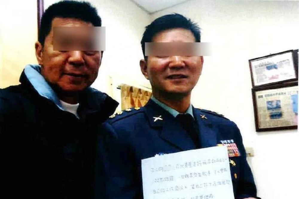 退役上尉邵維強（左）為中國組織吸收陸軍將領當共諜，被判刑12年6月。（取自新台灣國防軍事網臉書）