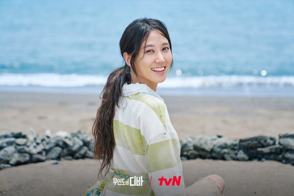 韓劇女星朴恩斌演出《非常律師禹英禑》大受歡迎後，隨即推出新戲《無人島的Diva》，收視再度開紅盤，她花一年的時間為角色「木河」苦學歌唱、吉他、方言，以及游泳，讓導演印象深刻。（翻攝自tvN）