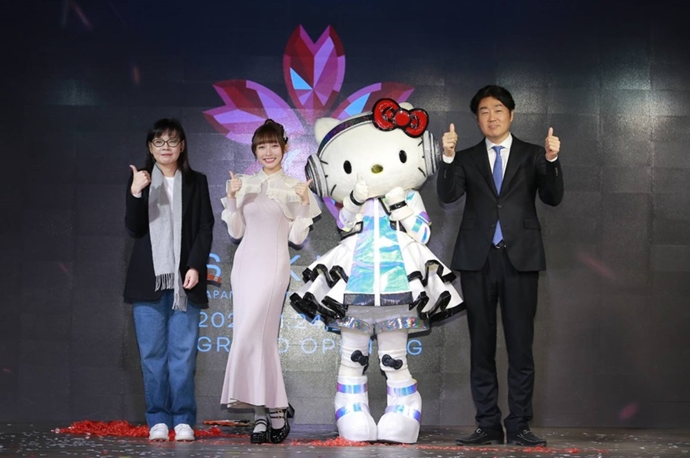品牌老闆林襄與SAKURA管理團隊、ATT 4 FUN吳時英總經理(左一)、專程來台演出的DJ Hello Kitty聯合出席剪。(SAKURA日式餐酒館提供)