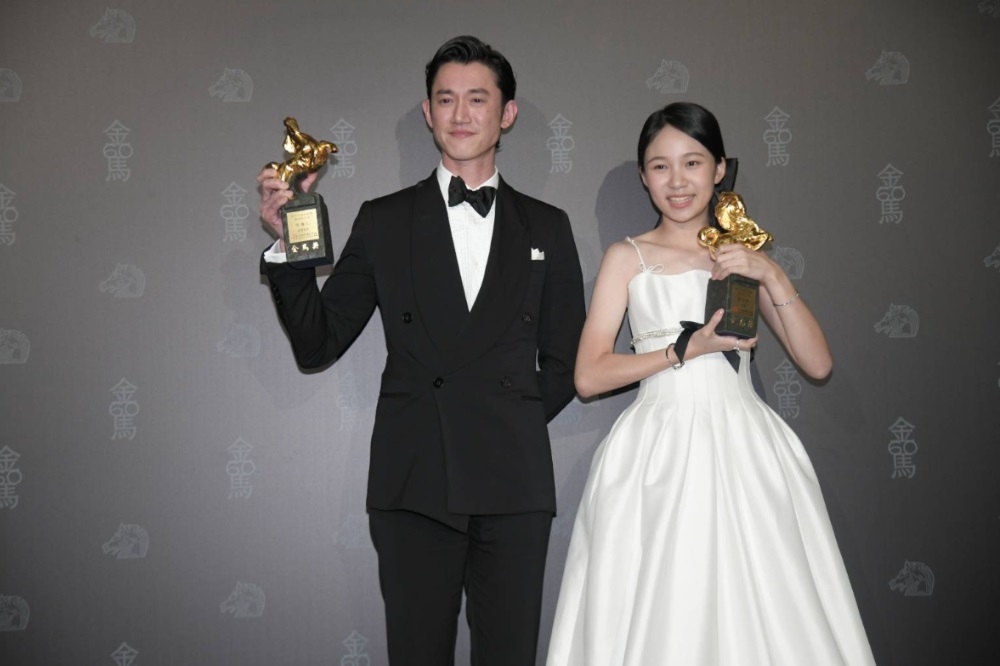 第60屆金馬獎「最佳男主角」由吳慷仁（左）以《富都青年》奪下，「最佳女主角」則由林品彤（右）以《小曉》獲得，也同時創下最年輕影后紀錄。（楊約翰攝）