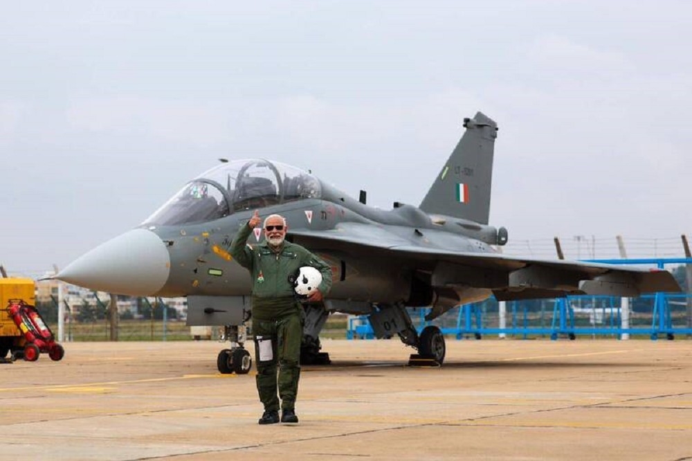 印度总理莫迪25日搭乘光辉战机。（取自莫迪X专页）(photo:UpMedia)