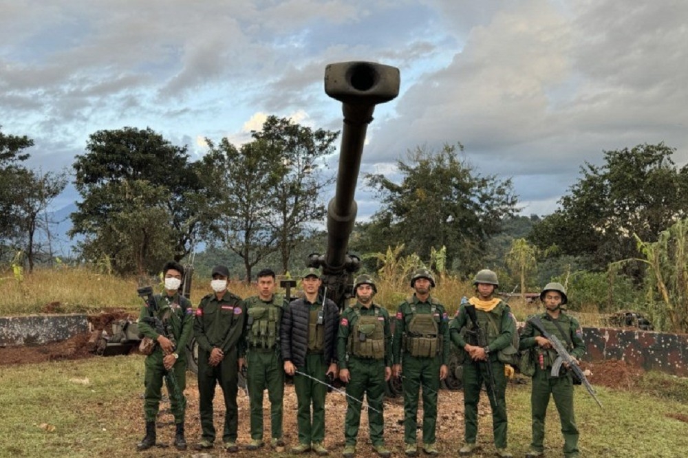 彭德仁部隊與繳獲的緬軍155公厘榴砲合照。（取自果敢資訊網）