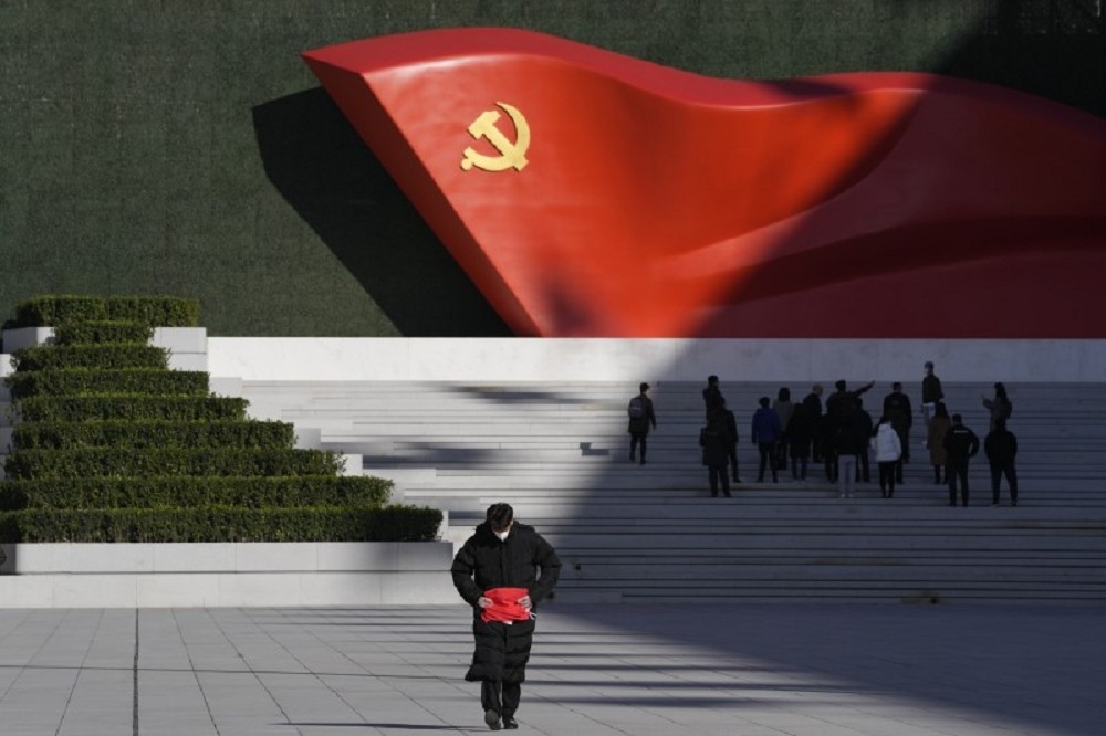 中國加強調查金融腐敗，可能與金融風險升高有關。圖為中國共產黨歷史展覽館外的黨旗雕塑。（美聯社）