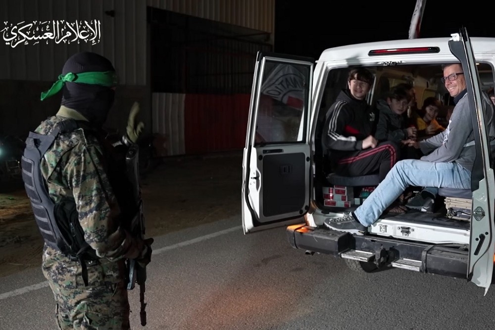 「哈玛斯」枪手将人质送上国际红十字会的车辆。（截自影片）(photo:UpMedia)