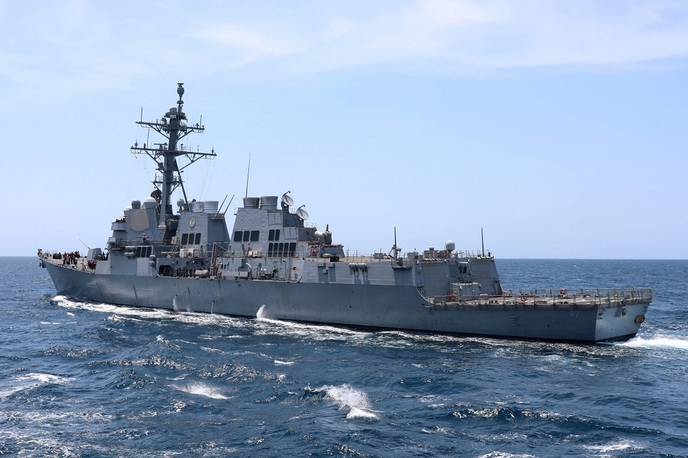 美軍出動伯克級神盾驅逐艦「梅森號」（USS Mason，DDG-87）協助遭劫持的貨輪脫困。（取自美國海軍網站）