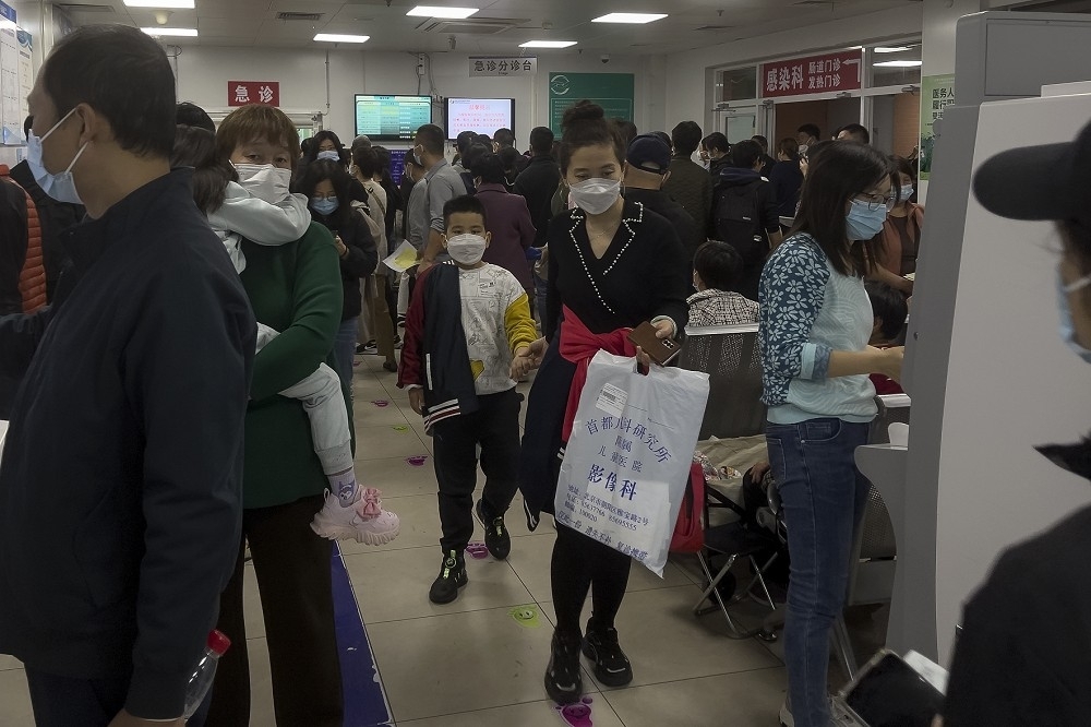 中國黴漿菌肺炎、流感、腺病毒等呼吸道疾病盛行，連帶影響台灣感染機率上升。（美聯社）