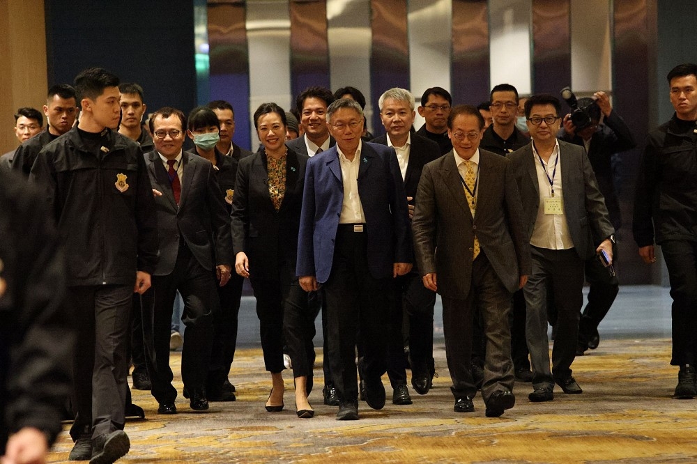 柯文哲今晚跟搭檔、現任立委吳欣盈，一起出席台灣工商企業聯合會30周年慶。（陳愷巨攝）