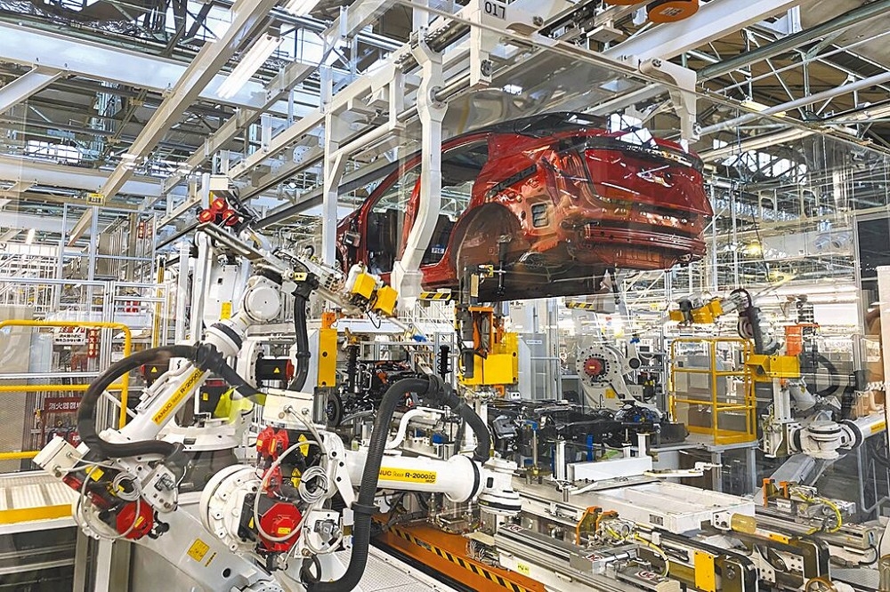 中國管制石墨出口引發日本車廠及電池廠的疑慮。圖為日產汽車在栃木縣的廠房。（美聯社）