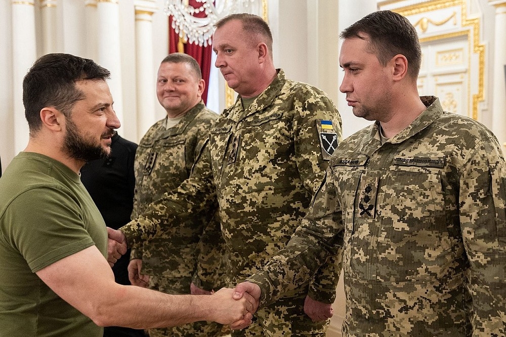 烏克蘭軍事情報總局成立30年紀念活動，當時還是少將的布達諾夫和總統澤倫斯基握手。（取自維基）