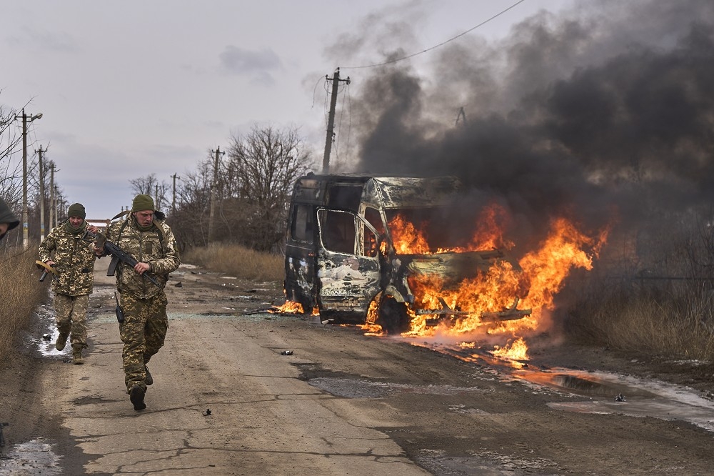美官员评估普丁在2024年底前，恐无意结束俄乌战争，图为乌克兰军方在东部前线巡逻。（美联社）(photo:UpMedia)