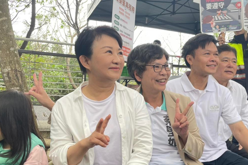 民眾黨台中市立委參選人蔡壁如今天宣布，「我的競總主委是『媽媽市長』盧秀燕！」。（取自蔡壁如臉書）