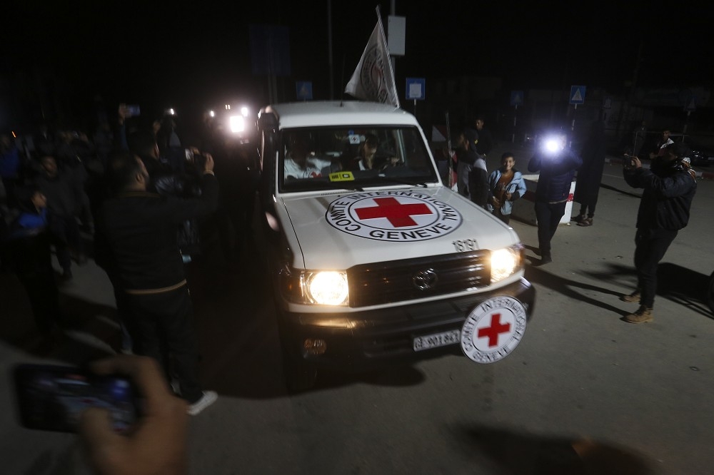 載有以色列人質的紅十字會車隊通過拉法關口前往埃及。（美聯社）