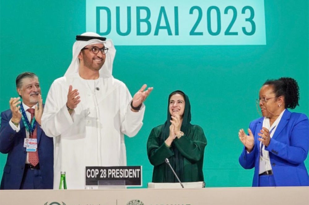 COP28主席（左二）賈比爾宣布，通過損失與損害基金後，與現場人員鼓掌慶祝。（取自@COP28_UAE）
