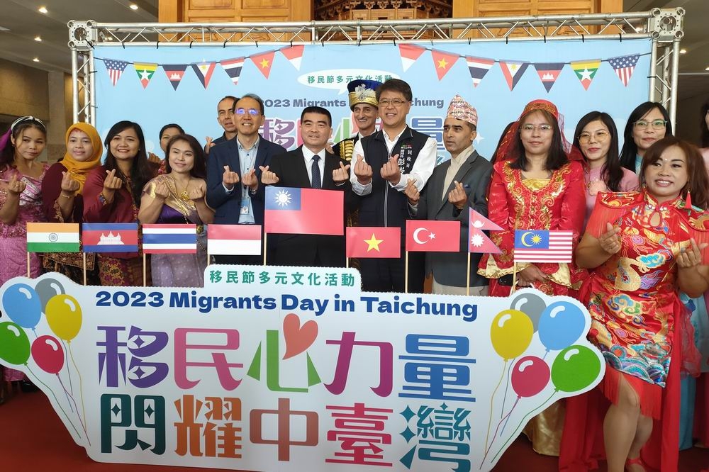 移民署副署長林宏恩等人與8國的新住民代表歡迎大家參加移民節。（楊文琳攝）