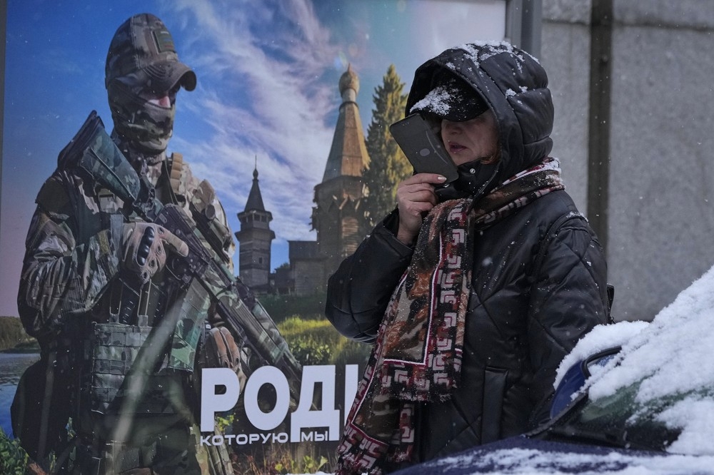 俄国总统普丁签署扩军命令，补充俄军作战能力，图为圣彼得堡街道上的征兵广告。（美联社）(photo:UpMedia)