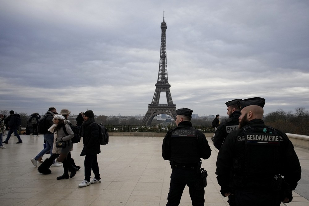在案發後，法國政府加強艾菲爾鐵塔周邊的安保巡邏。（美聯社）
