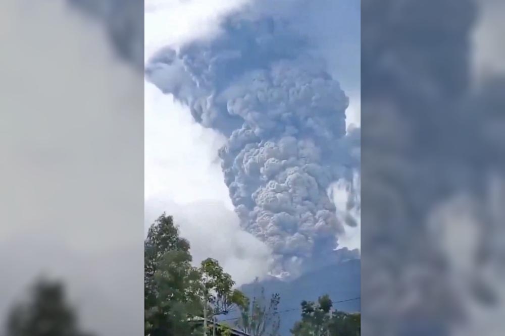 印尼梅拉比火山爆，火山灰直衝天際。（取自@naidusudhakar）