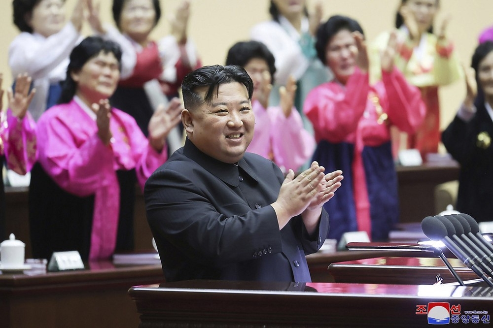 北韓領導人金正恩出席全國母親代表大會，為全國的母親鼓掌。（美聯社）