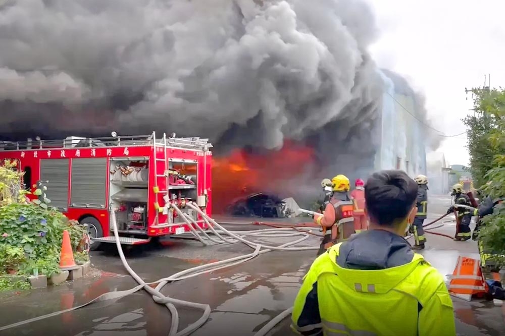 新北市泰山區中港西路一間鐵皮家具工廠發生火警。（取自記者爆料網）
