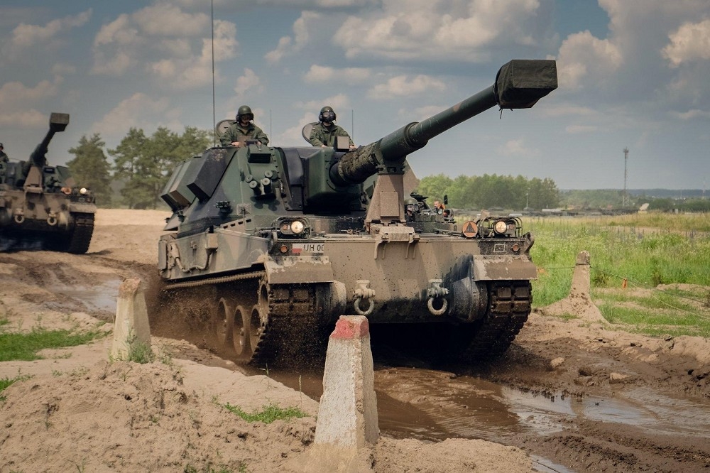 波蘭看守政府簽署增購152輛K9自走砲合約，即將上任新政府成員質疑會影響後續國產「蟹式」的生產。（取自波蘭陸軍）