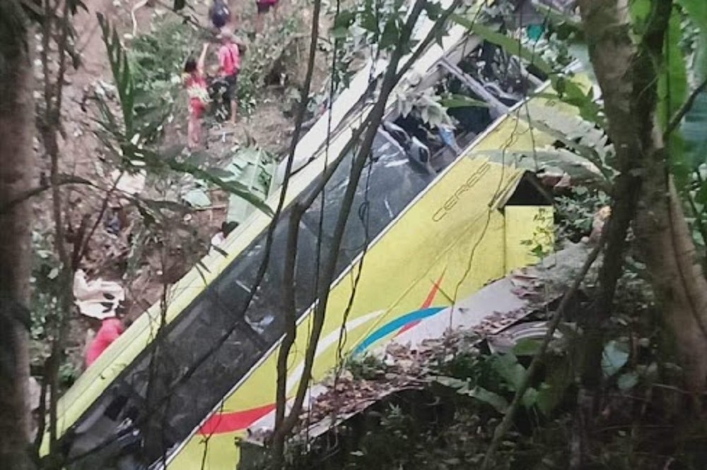菲律賓5日發生長途巴士山區墜谷事故。（取自X平台@dailystar）