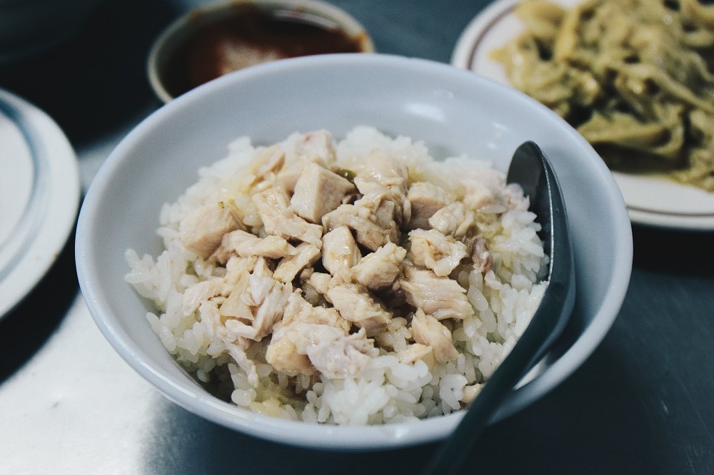 火雞肉飯（2013 © weichen_kh , 阿樓師火雞肉飯 @ Flickr, CC BY-SA 2.0.）